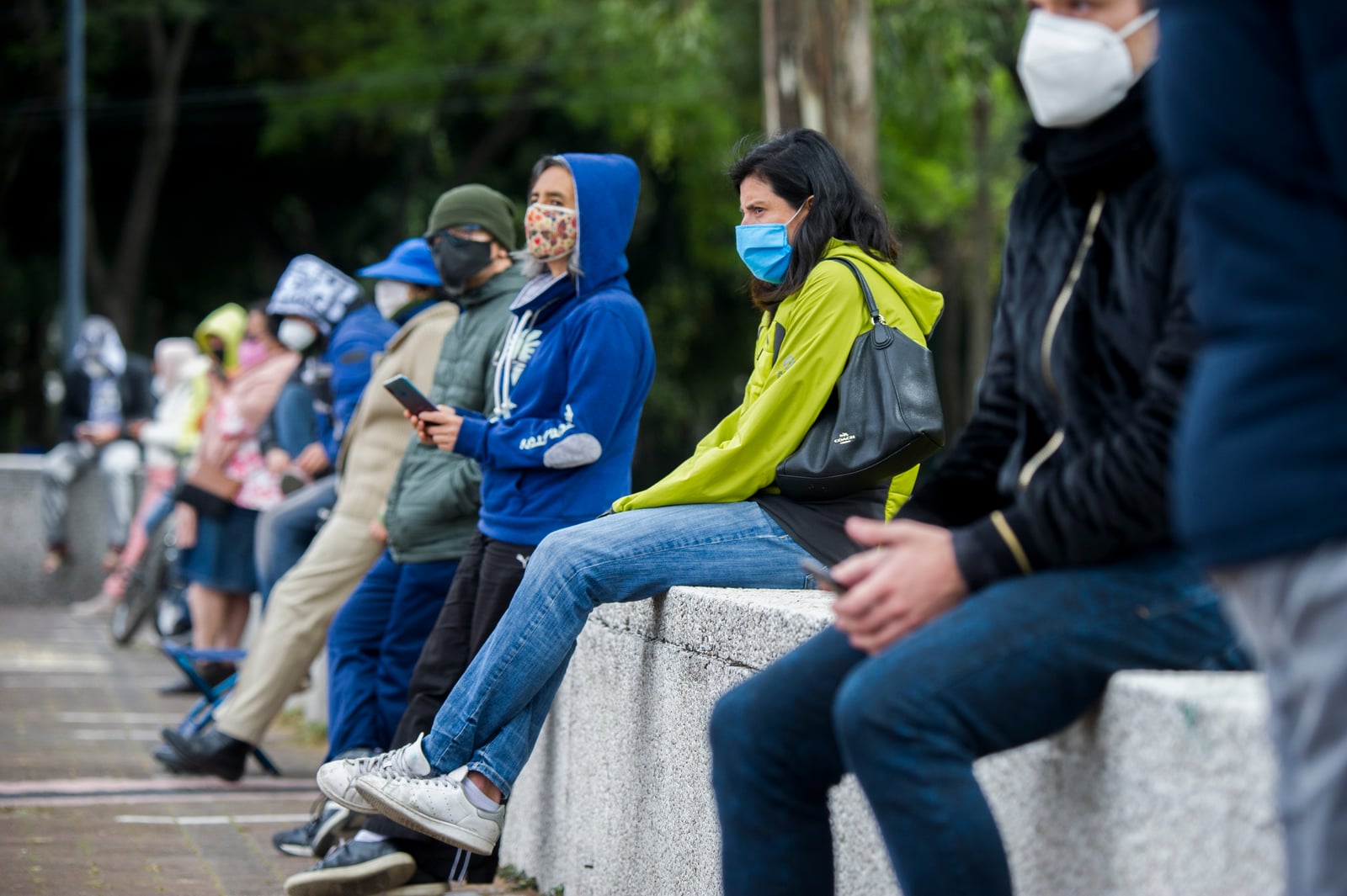 Personas hacen cola para hacerse una prueba de COVID-19 en el barrio de Santa Cruz Atoyac, en la Ciudad de México, en medio de la pandemia del nuevo coronavirus. Foto:  CLAUDIO CRUZ / AFP