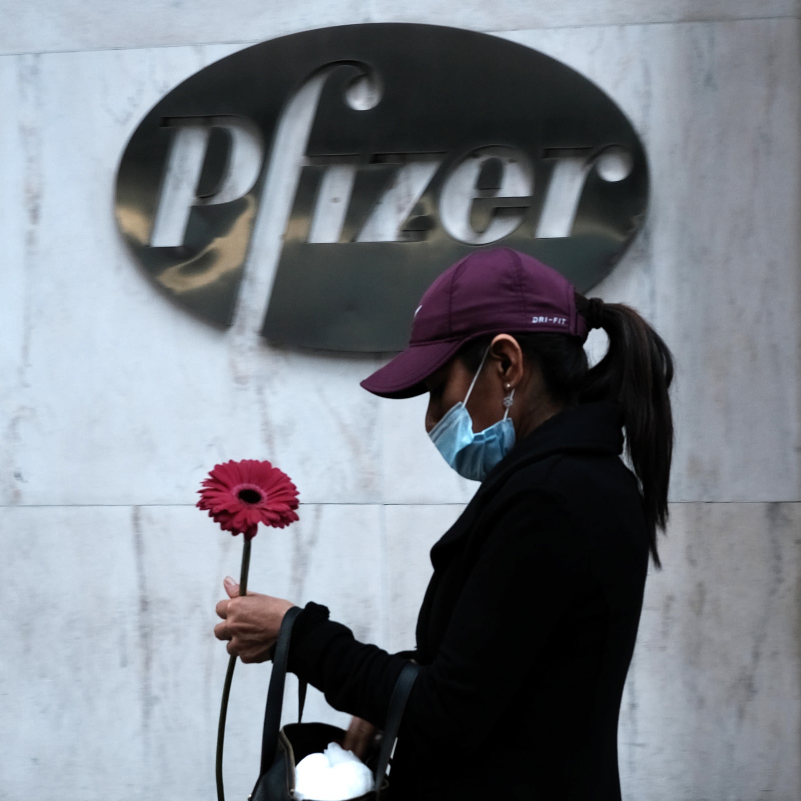 Una mujer pasa por la sede de Pfizer en Nueva York. Foto:  Getty Images vía AFP