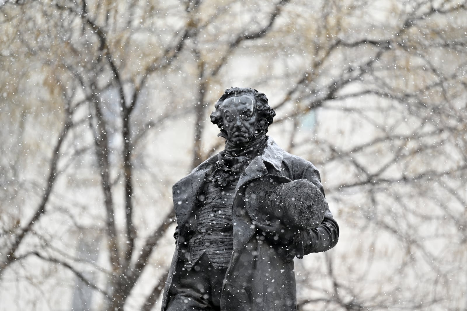 Una nevada cae sobre la estatua del pintor español Francisco de Goya del escultor Mariano Benlliure en el centro de Madrid. Foto: Gabriel BOUYS / AFP