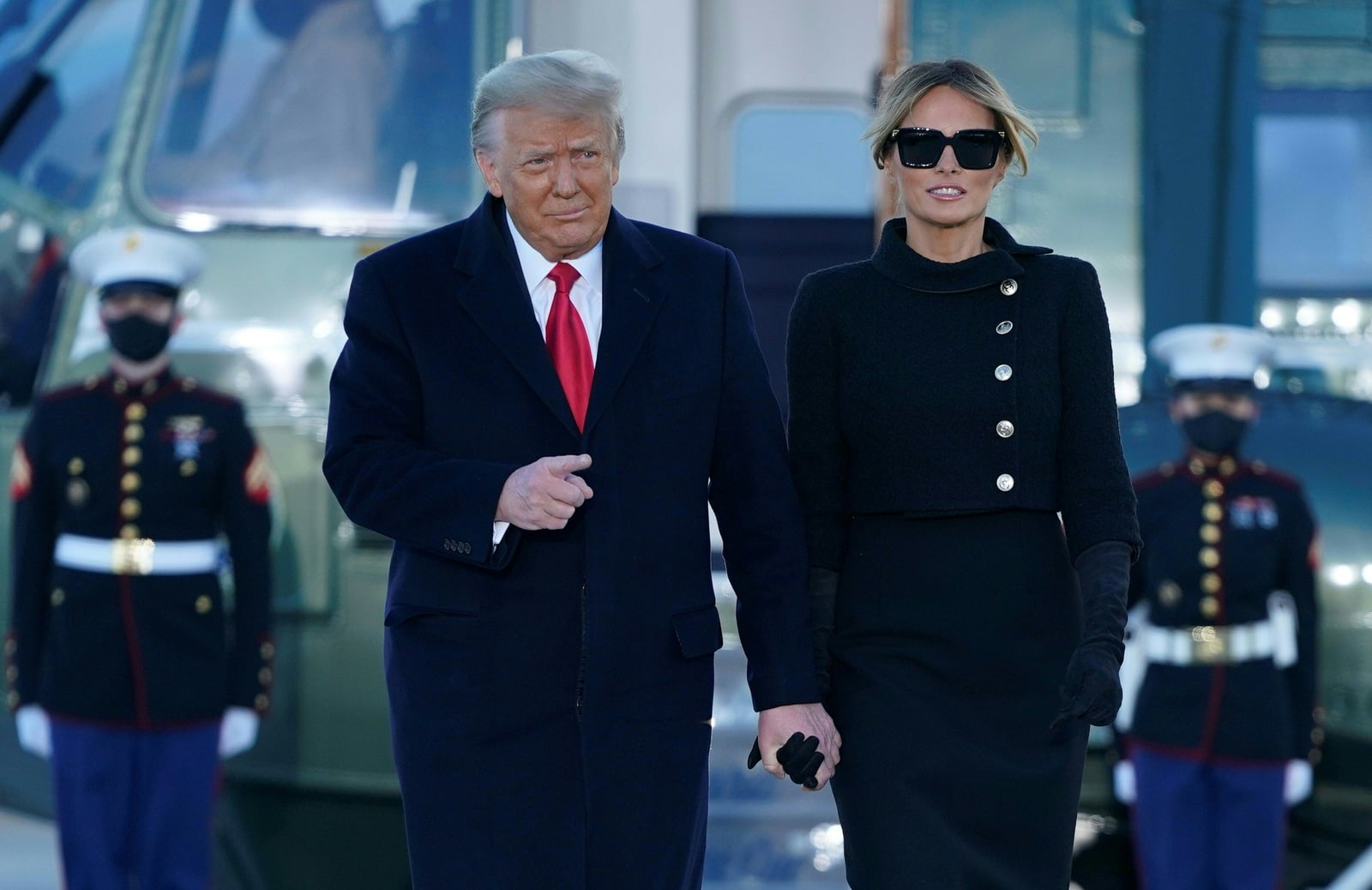 El presidente saliente de los Estados Unidos, Donald Trump, y la primera dama Melania Trump descienden del Marine One en la base conjunta Andrews en Maryland el 20 de enero de 2021. Foto: ALEX EDELMAN / AFP