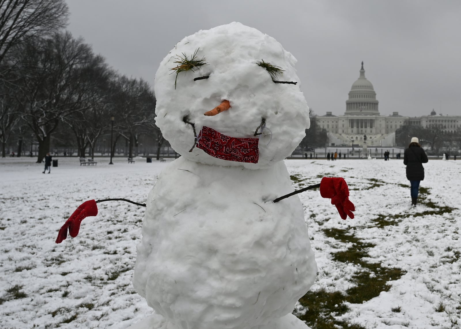 Un muñeco de nieve enmascarado en el National Mall en Washington, DC. Foto: Eva HAMBACH / AFP