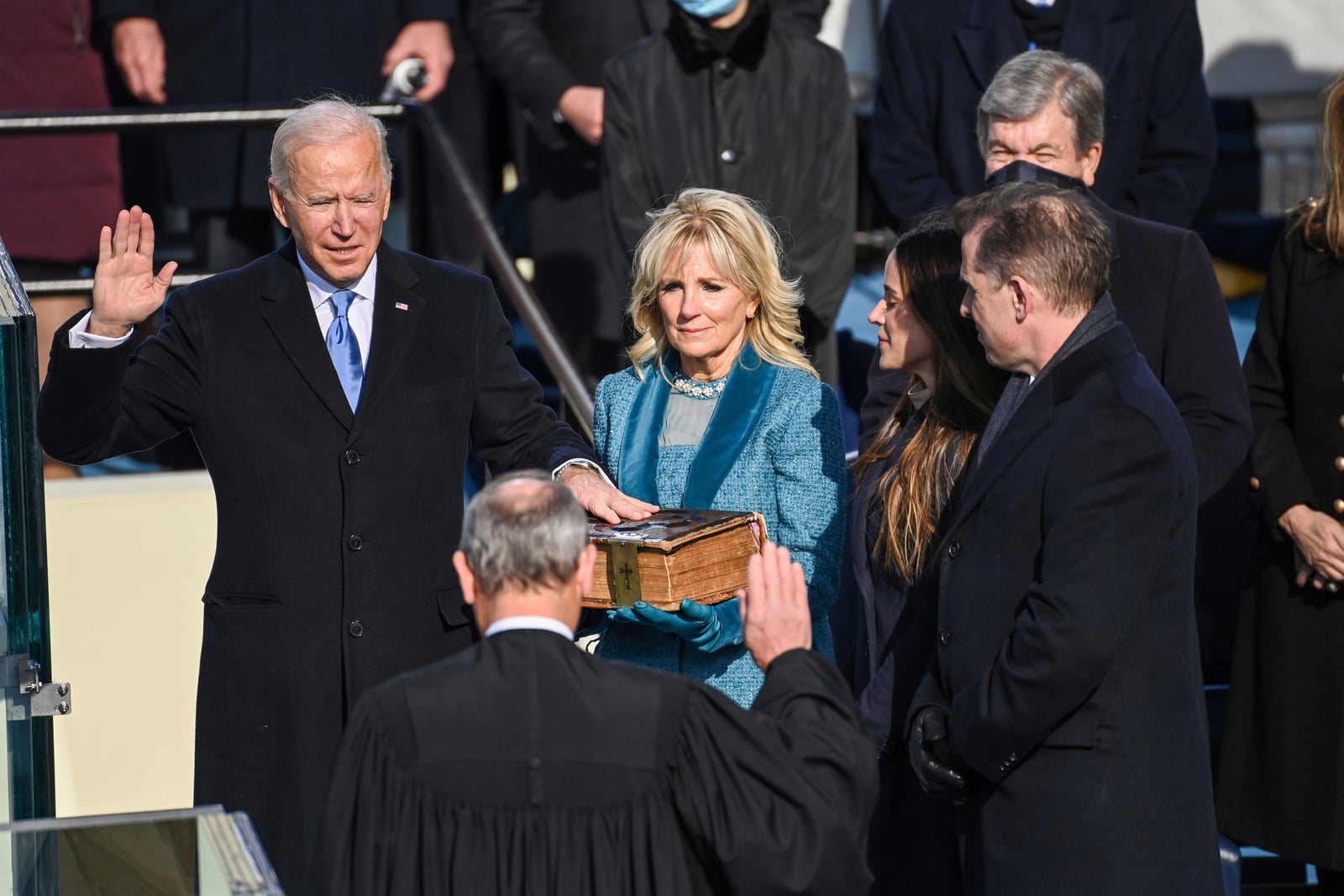 Joe Biden presta juramento como 46to presidente en Estados Unidos ante el titular de la Corte Suprema, John Roberts. Su esposa Jill Biden sostiene la Biblia. En el Capitolio, Washington. Foto: Saul Loeb/Pool Photo via AP