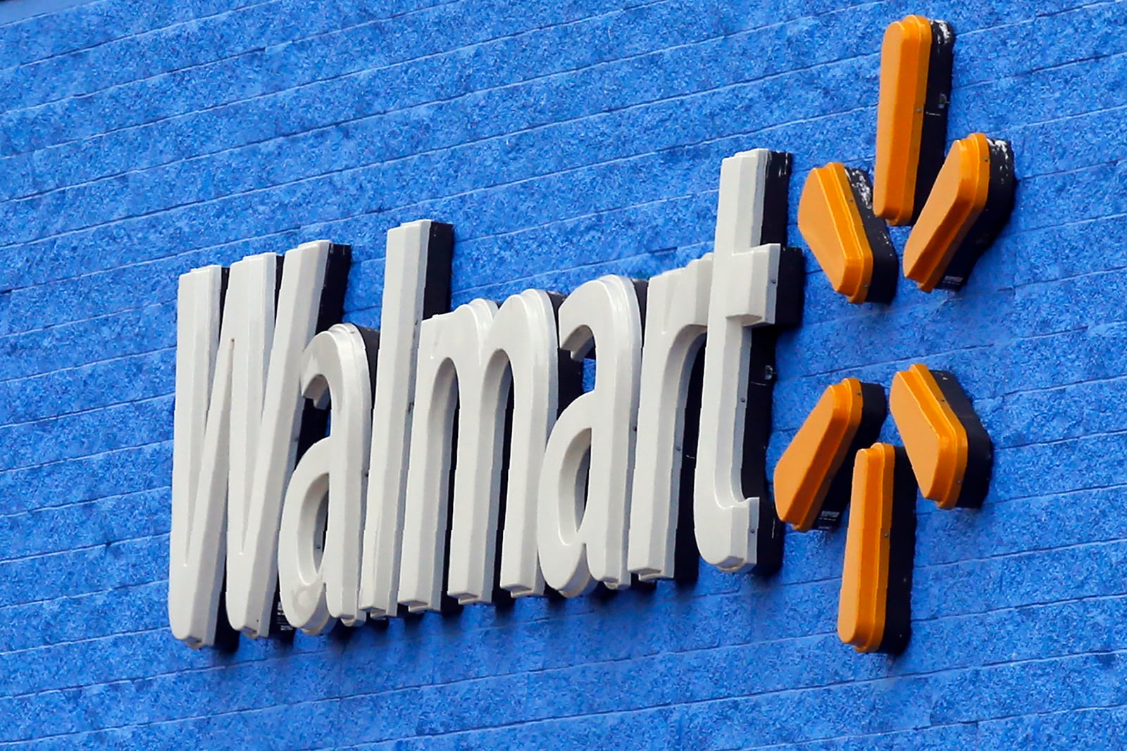  Walmart anunció el miércoles 27 de enero de 2021 que planea construir bodegas en sus tiendas en las cuales robots autopropulsados traerán los productos y los dejarán preparados para que los clientes los recojan en una hora o menos. Foto: AP Foto/Sue Ogrocki, File