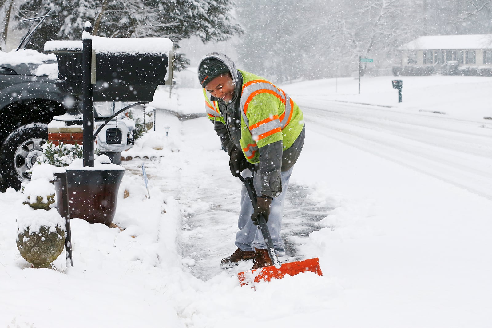  Antwan Wilkerson despeja nieve el domingo 31 de mayo de 2021 en Mechanicsville, Virginia. Foto: Joe Mahoney/Richmond Times-Dispatch vía AP