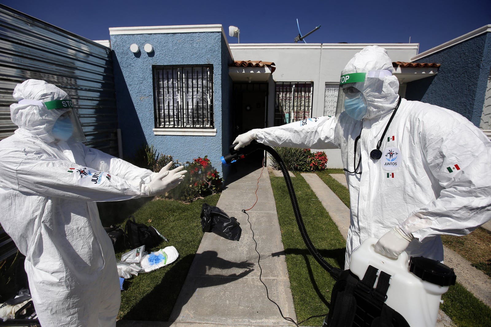 Médicos voluntarios se desinfectan entre sí después de revisar a las personas infectadas con Covid-19 afuera de su casa en Juanacatlán, estado de Jalisco. Foto: ULISES RUIZ / AFP