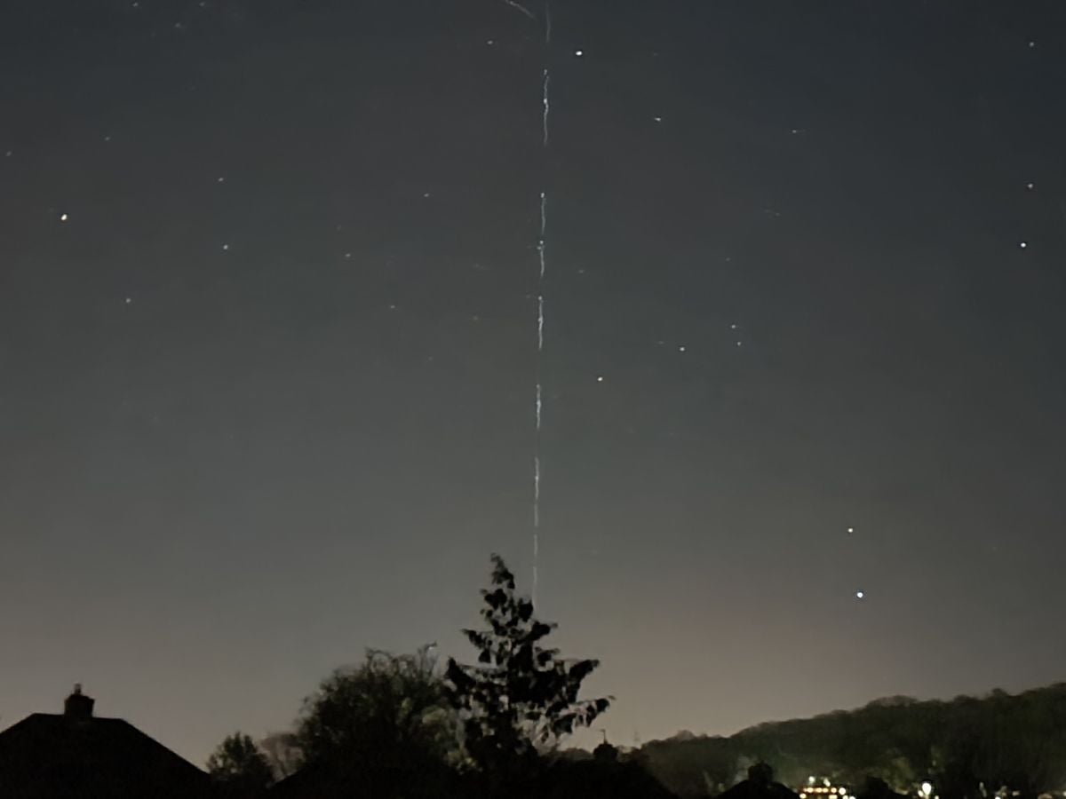 El satélite Starlink sobre Tuffley, Inglaterra. Foto: The Independent