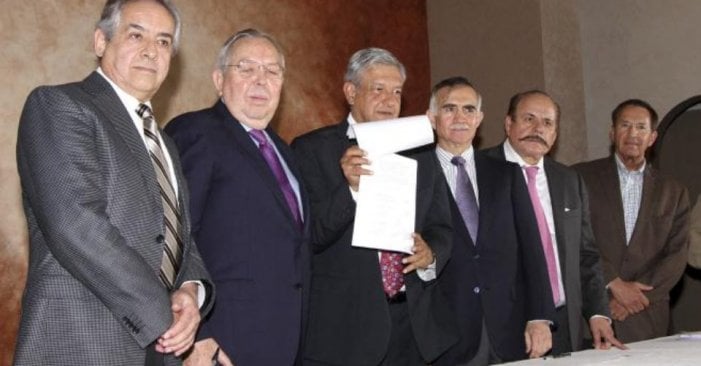 AMLO, empresarios y el zar del carbón en México, el senador morenista Armando Guadiana. Foto archivo DETONA.