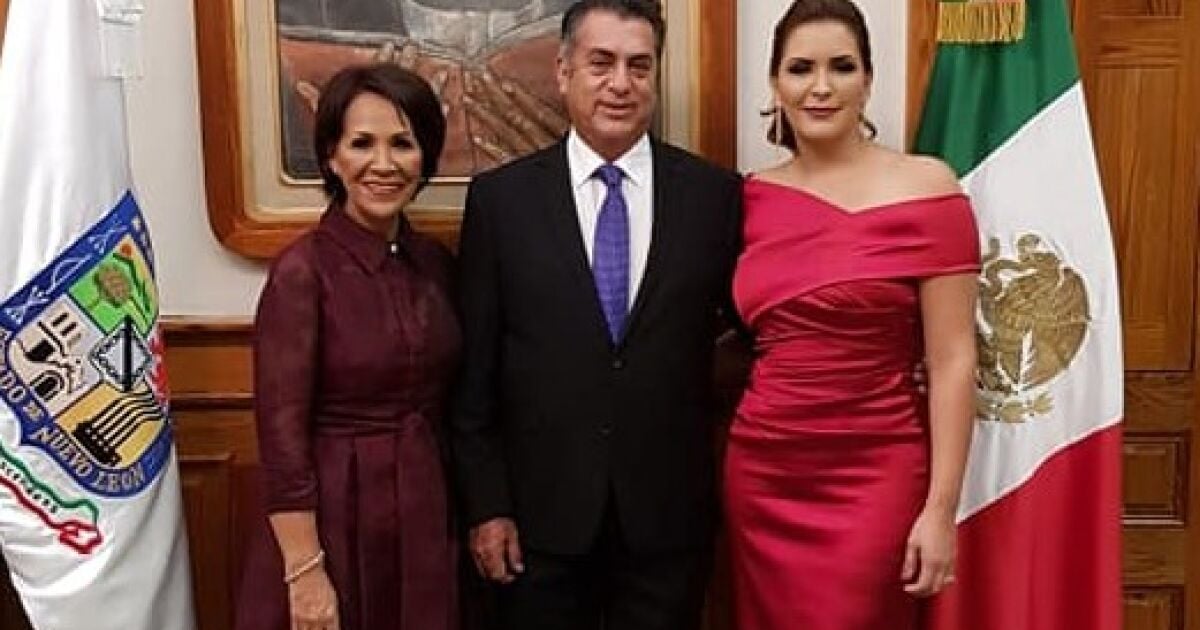 ¡Qué buen yerno se carga esta señora! El Bronco con su esposa (derecha) y suegra (izquiera). Foto tomada de la red.
