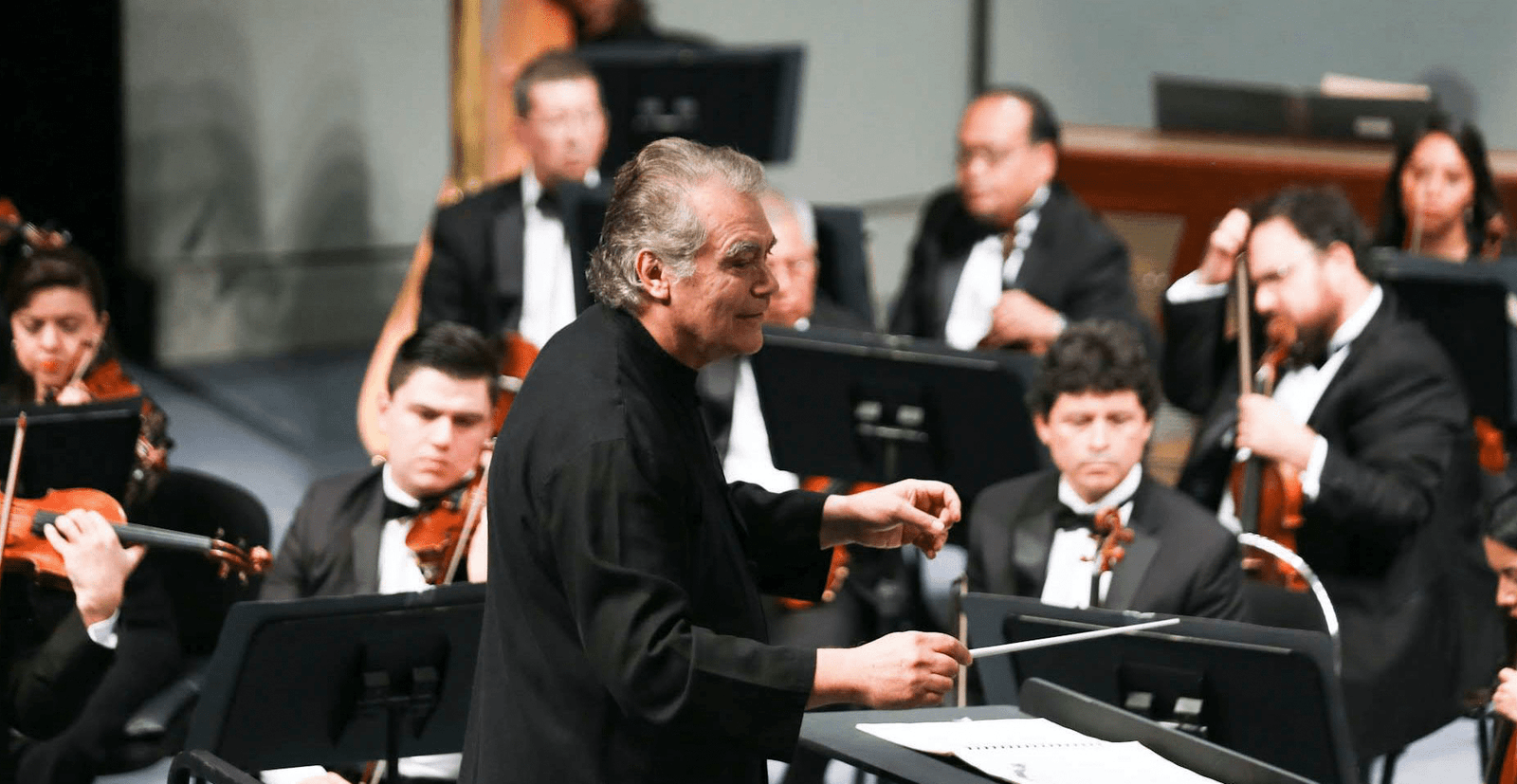 Eduardo Diazmuñoz, director de la OSUANL. Foto Música en México.