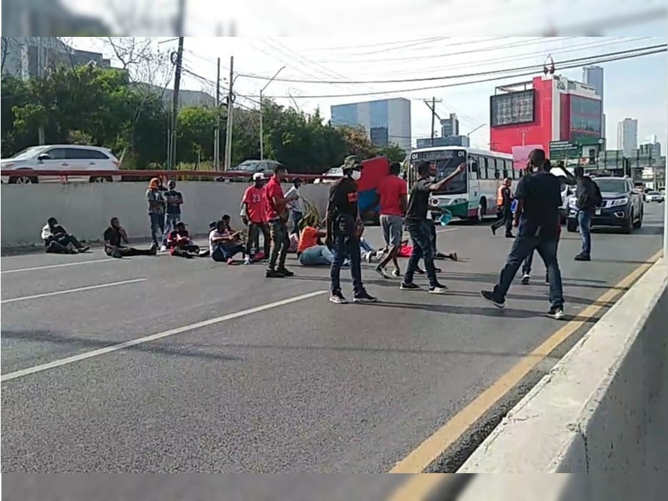 Los haitianos piden permisos de trabajo temporal en Monterrey. Foto: Twitter/@visionmty1