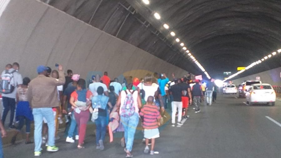 Haitianos protestan en Monterrey por permisos de trabajo temporales. Foto: Twitter/@AleGon_27