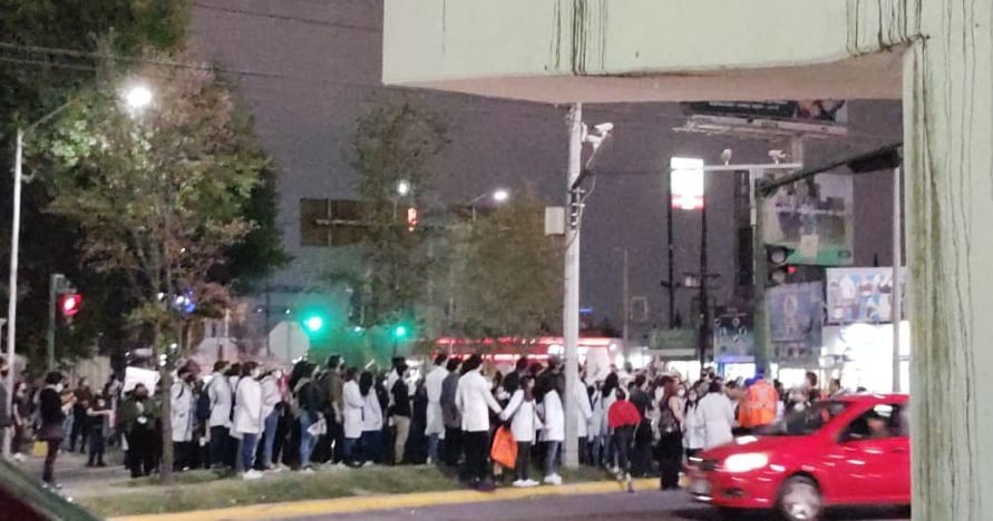 Las manifestaciones de ayer de la Facultad de Medicina UANL. Foto: Twitter @JudithMedrano