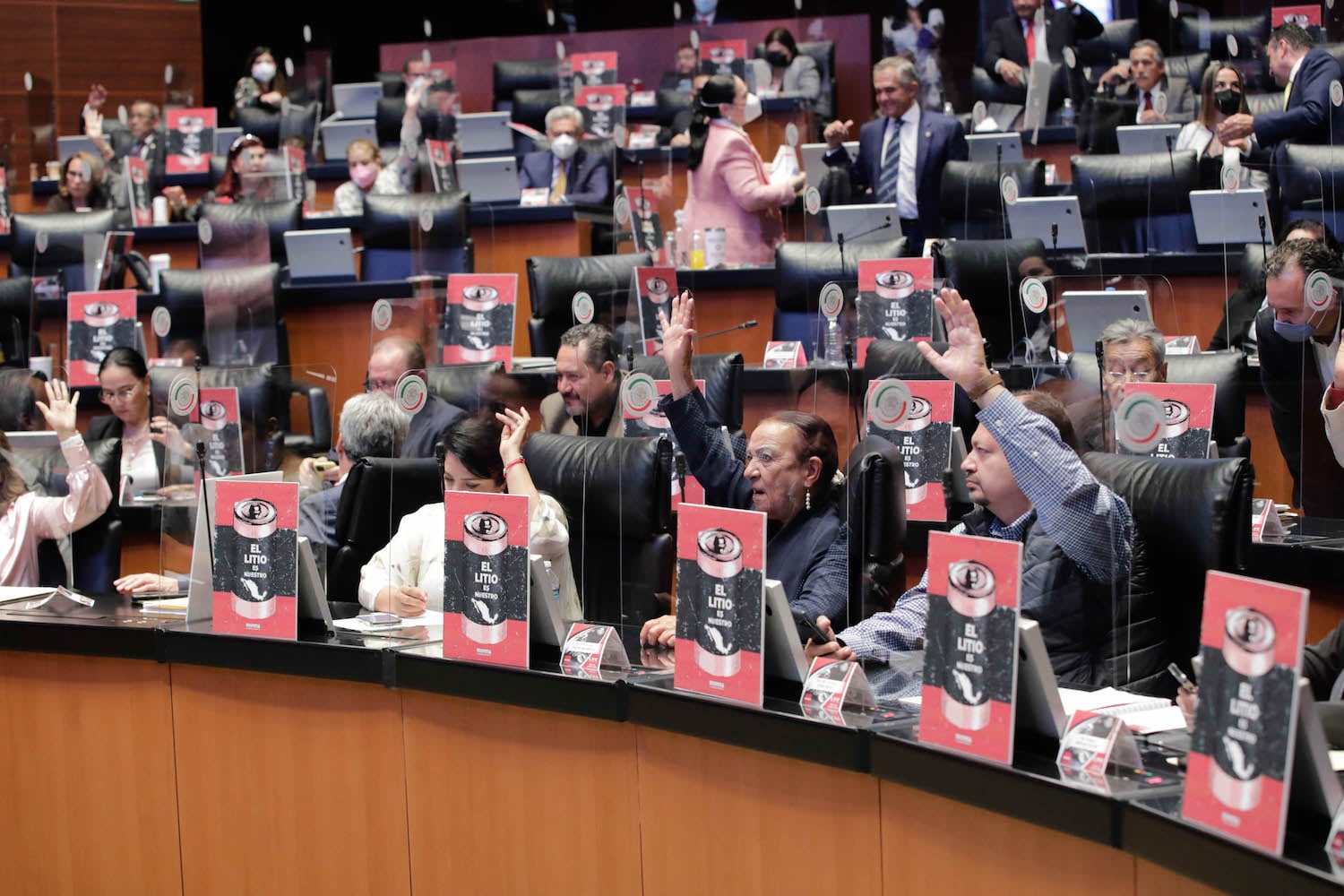 Senadores de Morena y sus aliados aprobaron este martes la reforma la Ley Minera. Foto: Senado de la República.