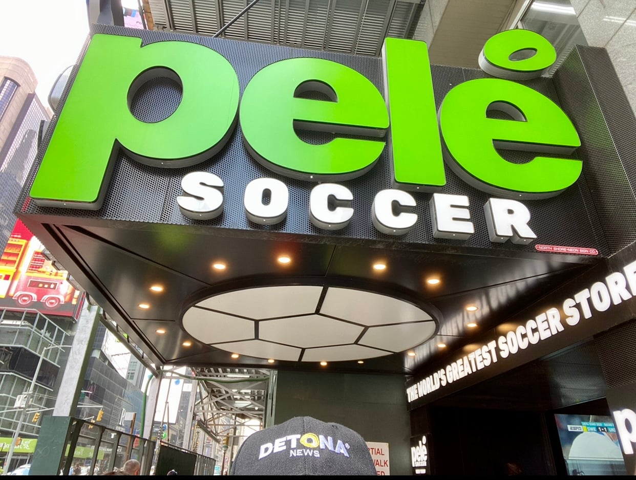 Hablando de negocios y de Pelé, esta es la tienda de "O Rey" en Time Square, NY. Foto por Plácido Garza para DETONA.