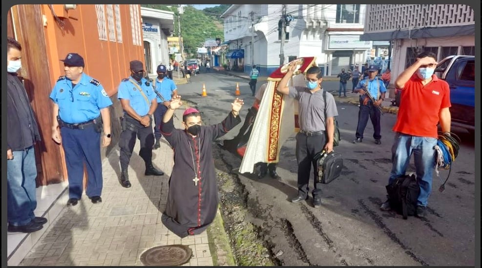 Monseñor Rolando Alvarez, durante el asedio policial a la Casa Curial de Matagalpa. Todas las fotos enviadas por nuestro corresponsal en Managua.