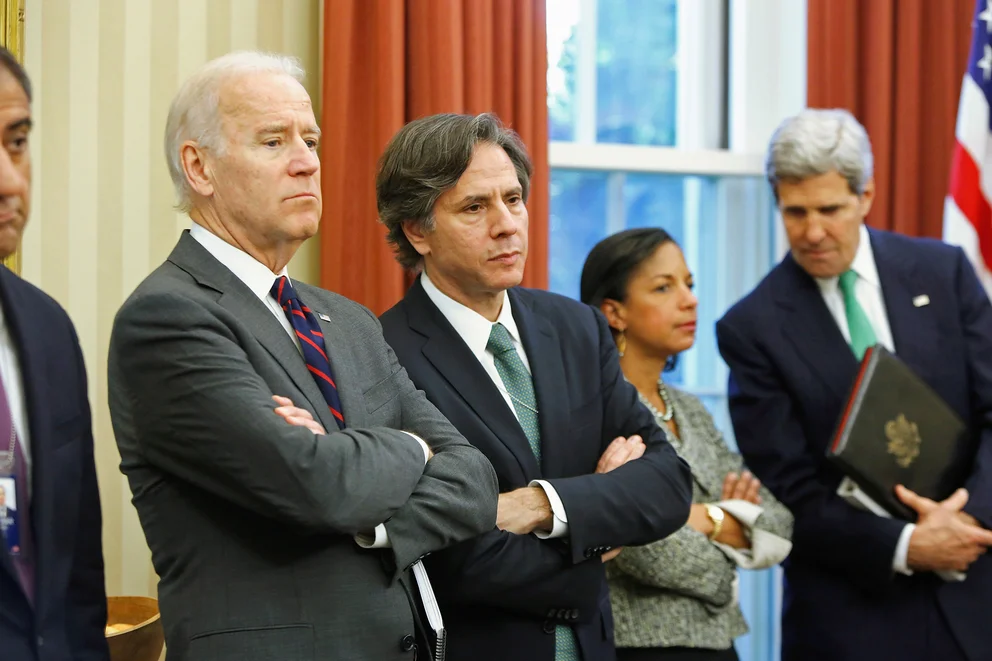 Al centro, Biden y Blinken. Foto por Jonathan Ernst.