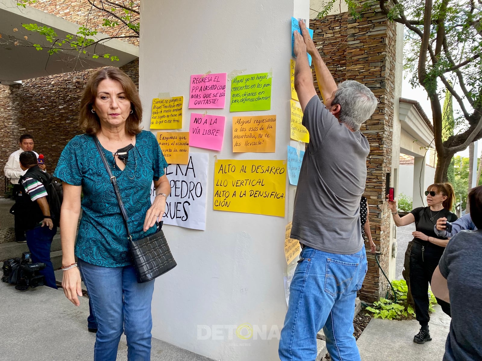 Protesta de sampetrinos en una de las casas del alcalde Miguel Treviño de Hoyos. Foto DETONA.
