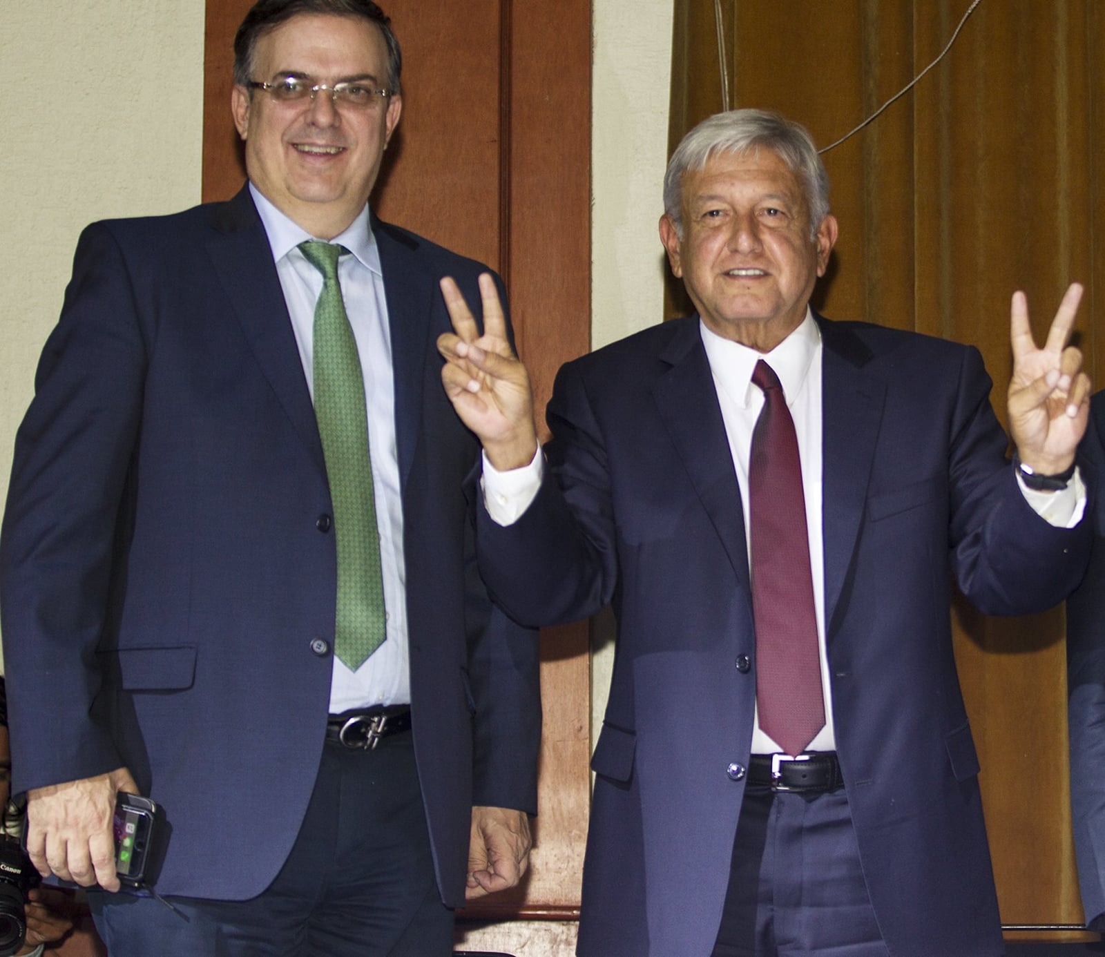 Libro "Rey del Cash" revela que Ebrard desvió millones en efectivo para campaña de AMLO