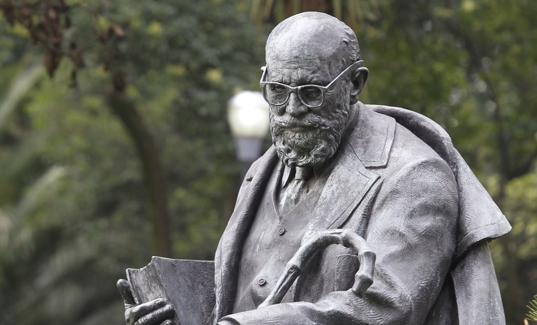 Estatua de León Felipe en el Bosque de Chapultepec, CDMX.