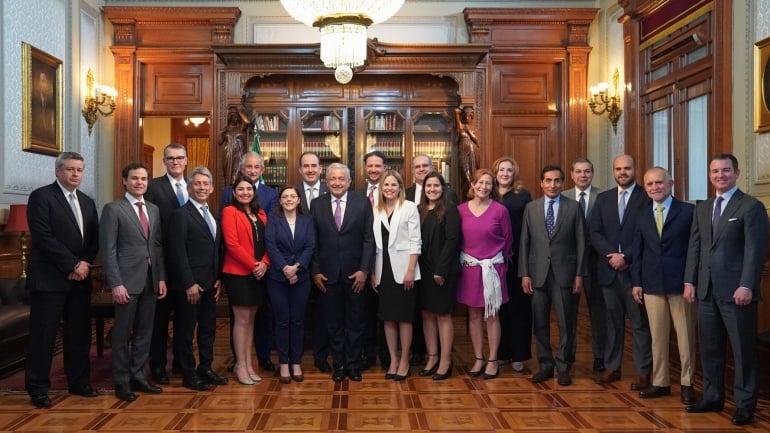 Santones de la IP regia en una de sus visitas propagandísticas al palacio nacional. Eran los tiempos de Poncho Romo y Tatiana Clouthier. Foto gobierno de México.