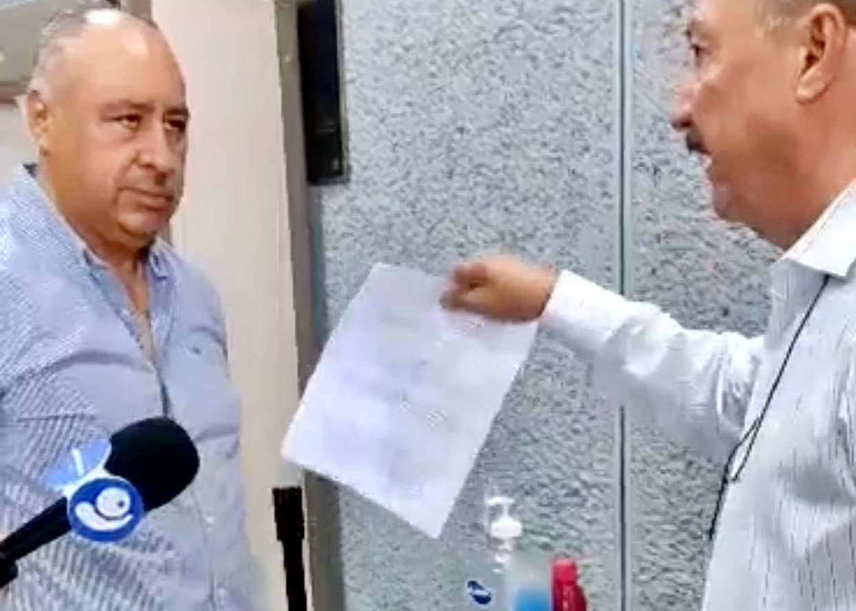 El licenciado que quiso ser fiscal y no pudo, aquí agraviando a un empleado del Congreso de NL, en una de sus múltiples visitas para exigir a los diputados que les reciban sus "oficiosos oficios" en busca de notoriedad. Foto captada de video.