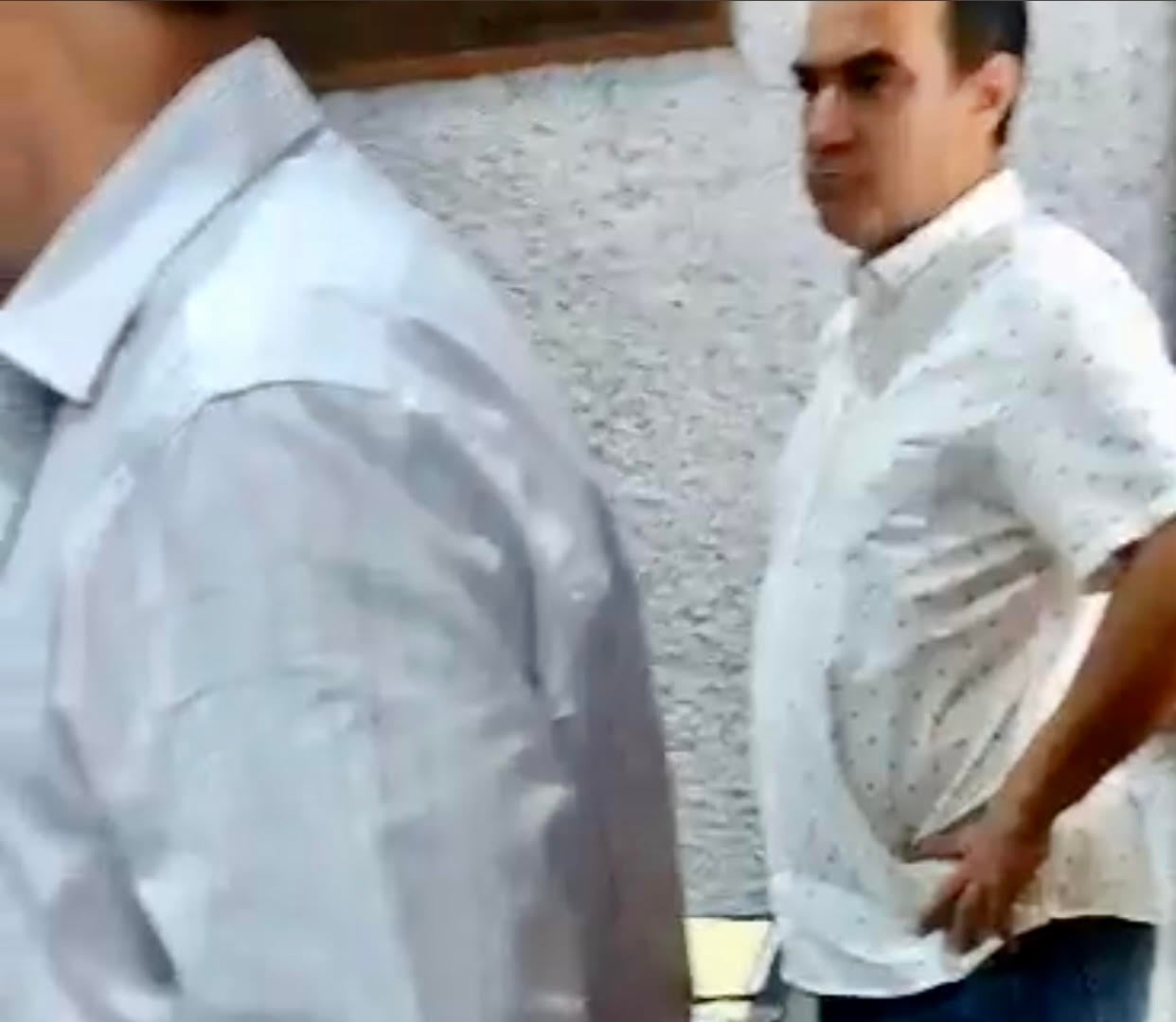 El carnal que siempre acompaña al “licenciado” en sus escarceos por el Congreso de NL. Foto captada de video mandado grabar y difundido por ellos mismos.