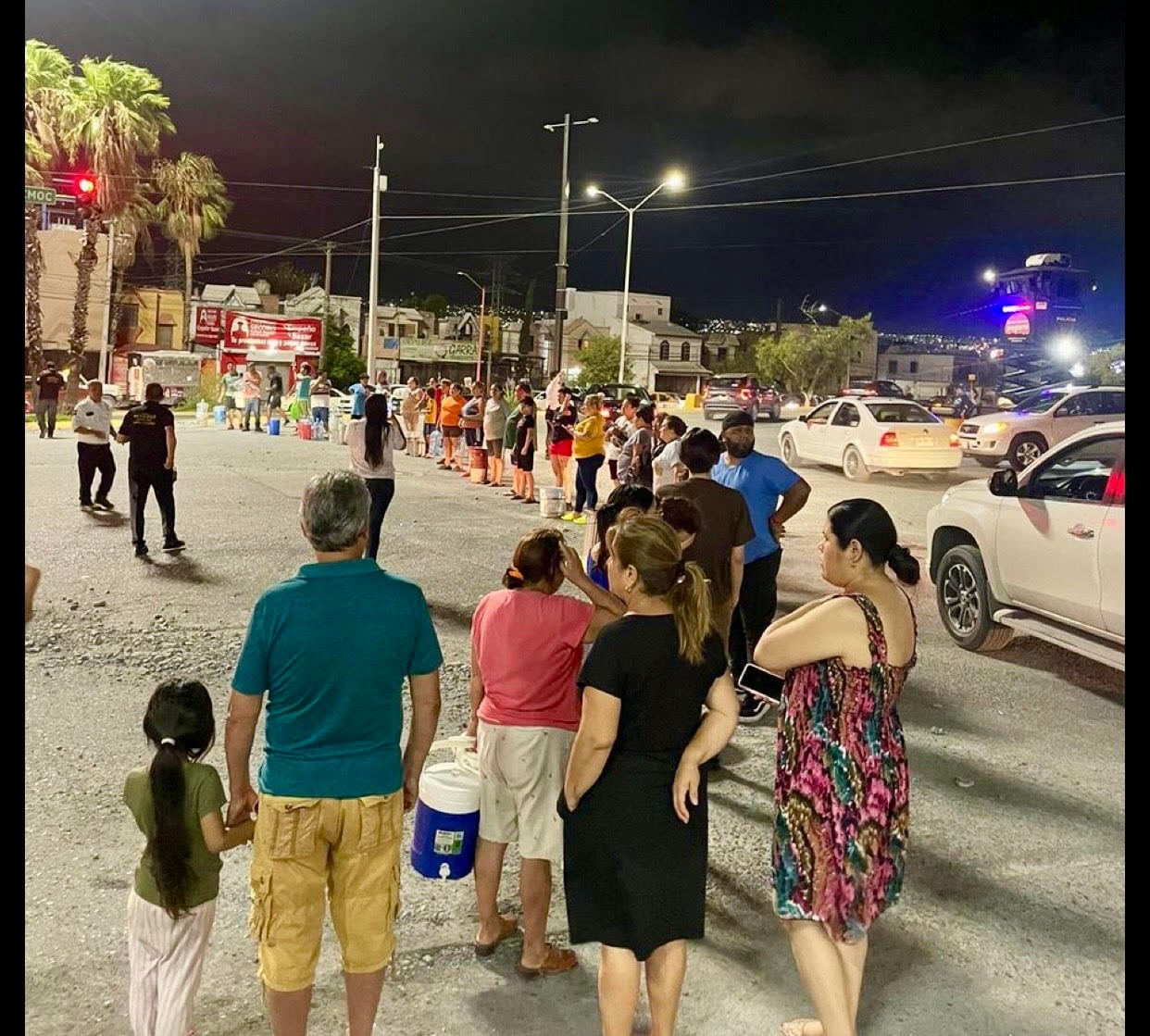 Esta pobre gente tiene una semana sin recibir agua en sus casas, donde tampoco hay electricidad. Bloquean calles para presionar a los "servidores públicos" para que hagan su jale. Y mientras tanto, el "gobernador" Samuel en CDMX litigando junto a su esposa por sus muy particulares asuntos legales. Se necesita ser muy cabrón para hacer esto. Fotos por DETONA.