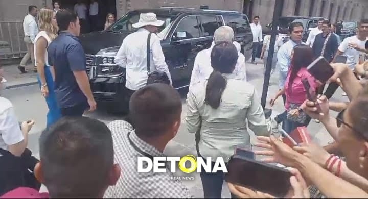 Mariana y Samuel se quedaron como el chinito, nomás milando y espelando a que AMLO se despidiera de ellos. Material exclusivo para DETONA por Paco Peña.