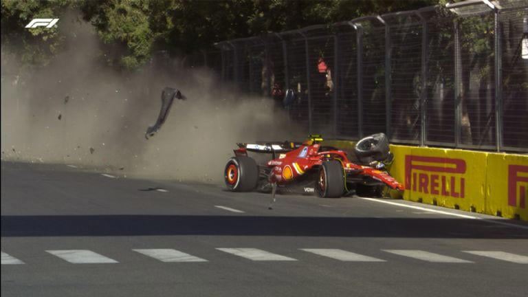 Algo totalmente inusual: en plena recta, Carlos Sainz le echó encima su Ferrari al Red Bull de Checo Pérez. Foto cortesía F1.