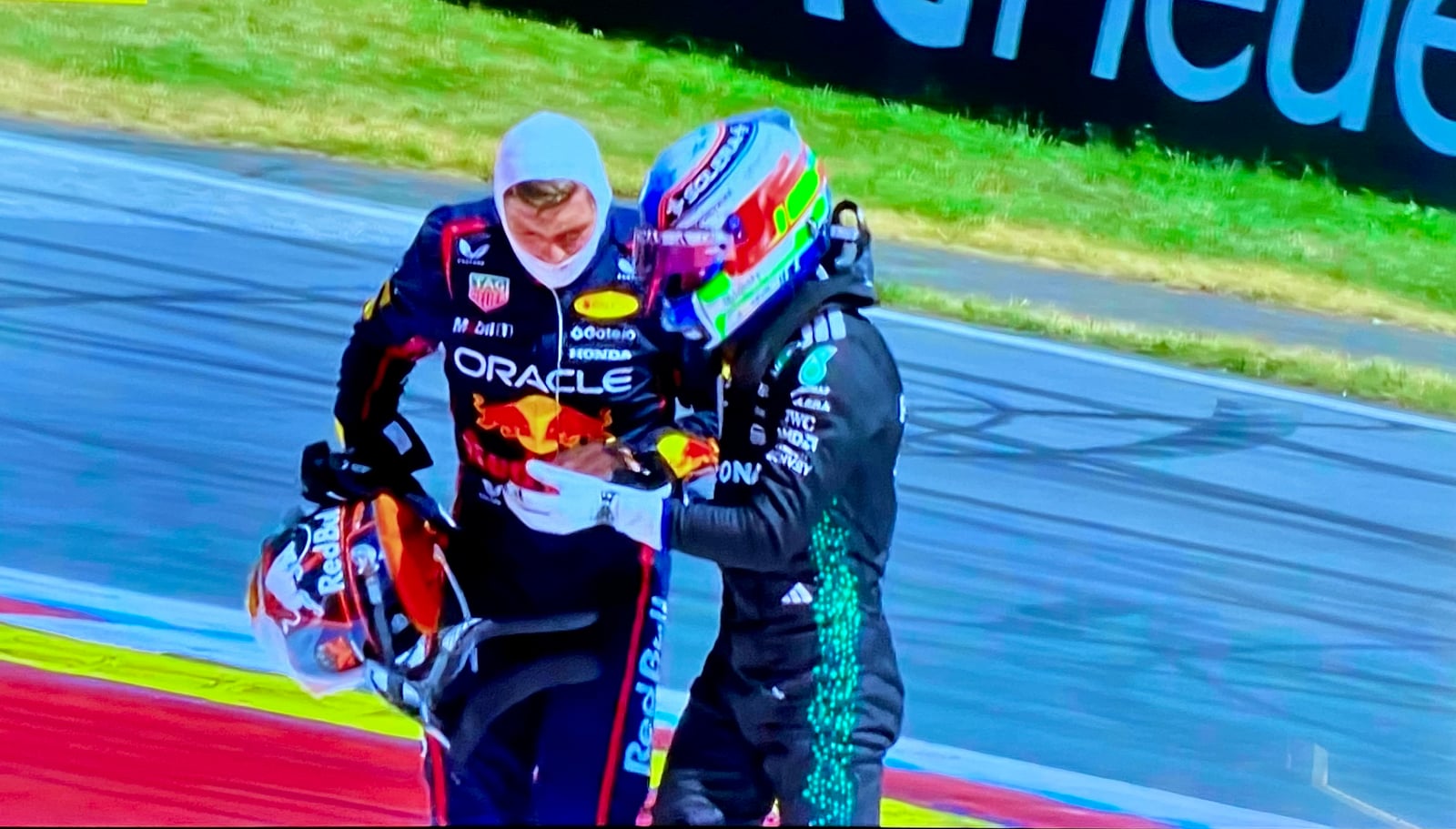 Max Verstappen y Kimi Antonelli abandonaron la competencia antes de terminar la primera vuelta. 