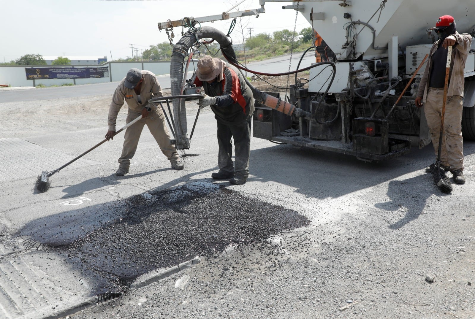 Refuerza Escobedo obras y bacheo para brindar seguridad a las familias.