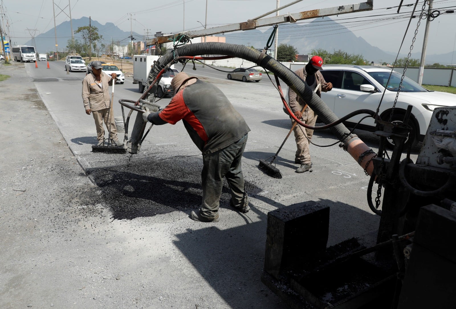 Refuerza Escobedo obras y bacheo para brindar seguridad a las familias.