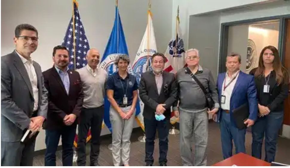 Con el cincho al pecho, Eduardo Salazar Zavala, ex administrador de la Aduana Interior de Monterrey.