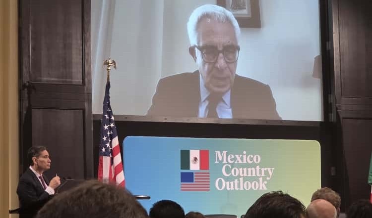 A la izquierda, Tony Payán, de Baker Institute, presentando a Ernesto Zedillo durante el evento "Mexico Country Outlook 2026", en Rice University. Foto por Sergio Arturo Vela, de Grupo DETONA® Houston, Tx.