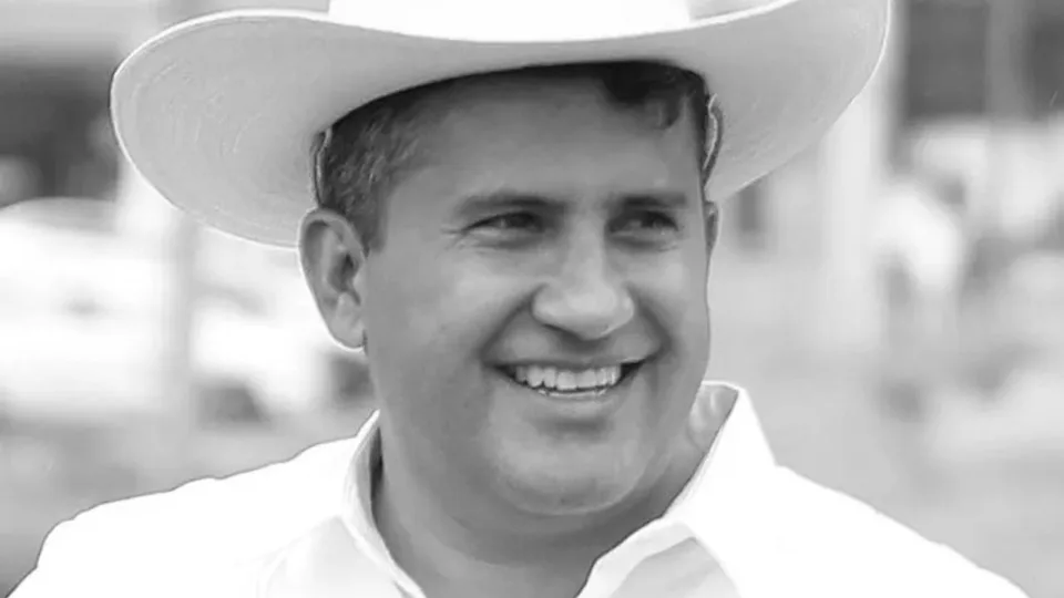 Asesinan al político Carlos Manzo, alcalde de Uruapan, en medio de una celebración de Día de Muertos.