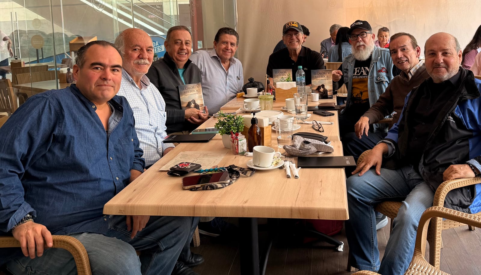 Presentación del libro de Rogelio Ríos Herrán, segundo de derecha a izquierda, con algunos de sus muchos amigos que lo queremos bien.