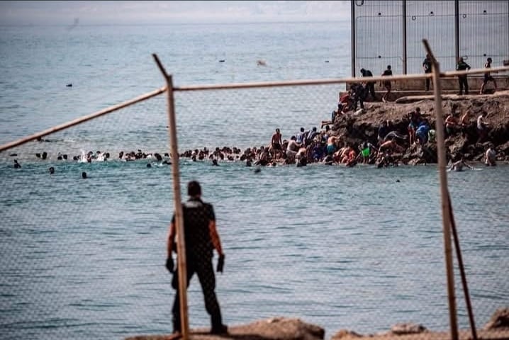 Miles de jóvenes se lanzaron al agua frente a Fnideq y bordearon el espigón de El Tarajal hasta pisar España, en Ceuta.
