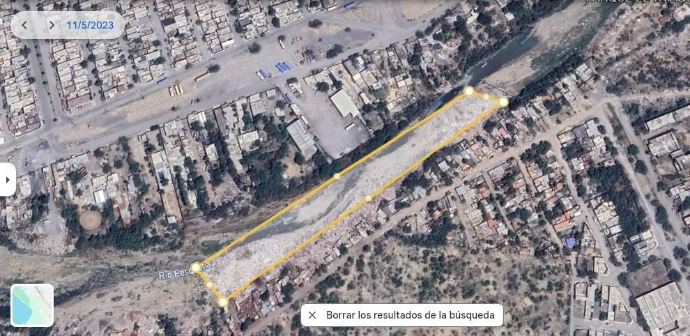 Mayo de 2023. El Río Pesquería antes de la intervención. Se observa una gran acumulación de residuos y escombro en el cauce y sus márgenes.