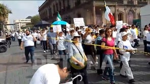 "¡No nos callarán!", exclaman ciudadanos durante marcha de apoyo al PJF en NL