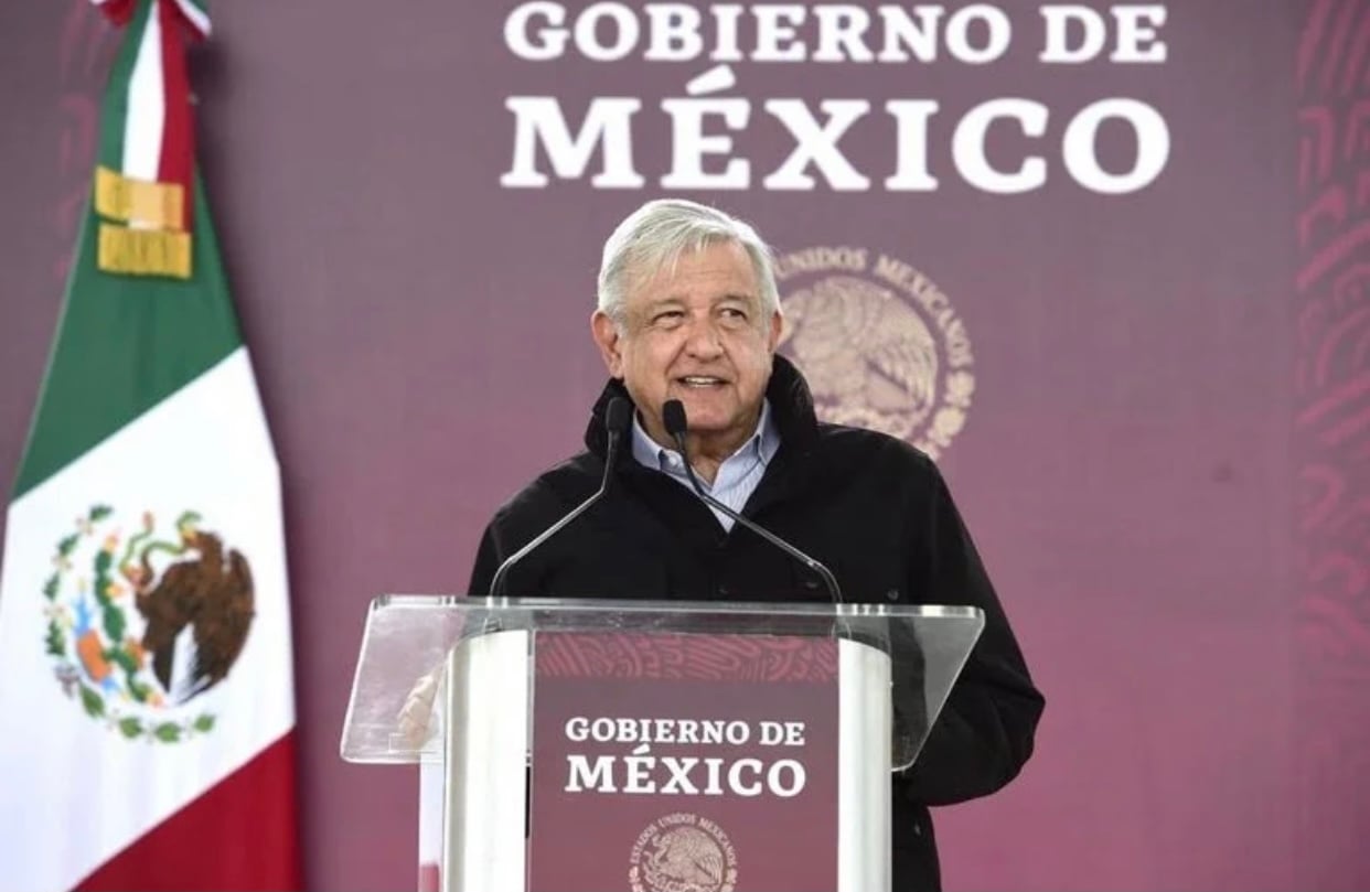 AMLO vistiendo abrigadora chaqueta, a 35°C. Foto cortesía Presidencia de la República..jpg