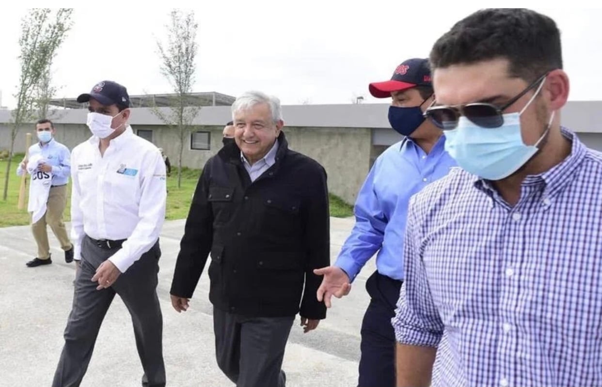 AMLO abrigado con chaqueta en un calorón de 35°C. Foto: Presidencia de la República