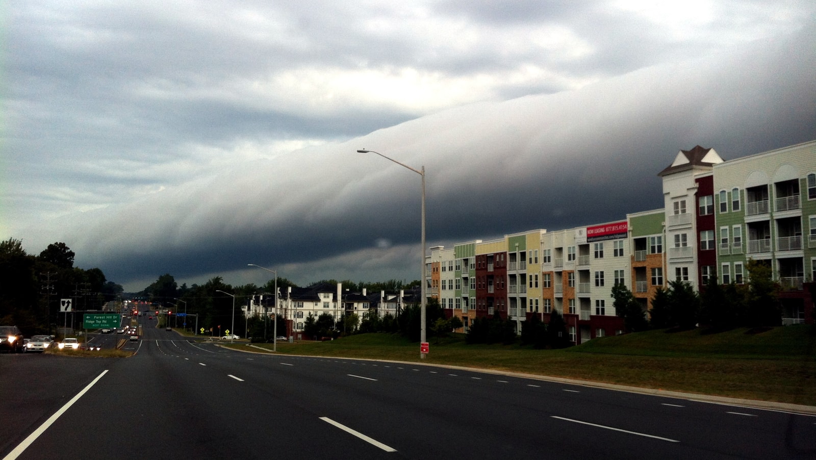 Las nubes rodillo pertenecen a una familia de formas de nubes bajas conocidas como nubes arcus. Están relacionados con la forma de cuña más comunes como las nubes plataforma.