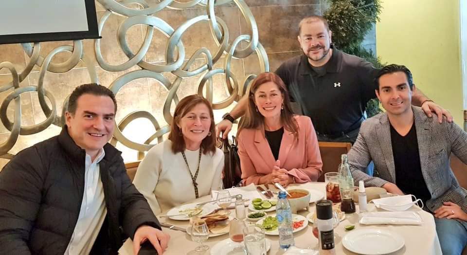 Faranduleros como Ernesto d´alessio (derecha), metidos ahora a politiqueros. Foto FB Adrián de la Garza, (izquierda).