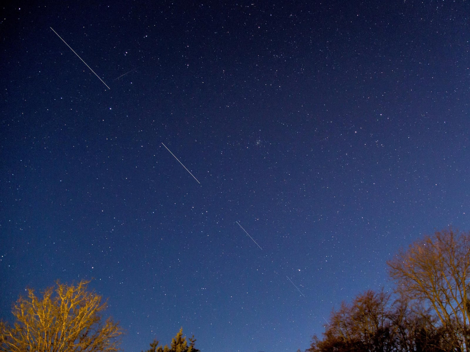 El satélite Starlink sobre Tuffley, Inglaterra. Foto: The Independent