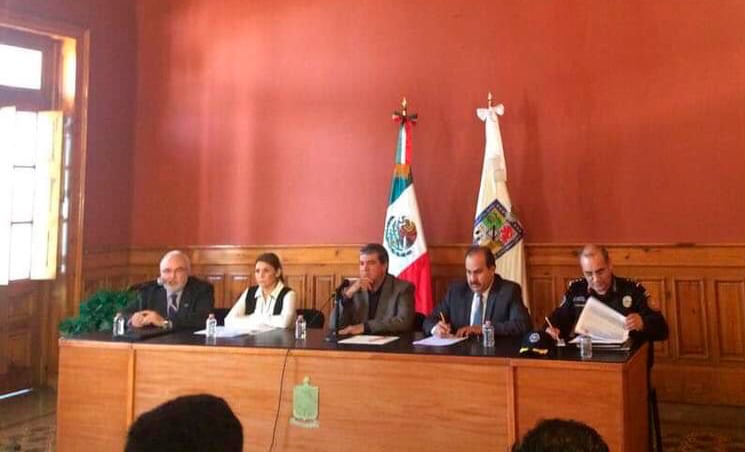 Luis Gerardo Treviño, Karina Barrón, Manuel González, Francisco Javier Mendoza Torres ✝️ y Carlos Rodríguez, de Seguridad Pública. Foto: Cortesía Luis Gerardo Treviño.