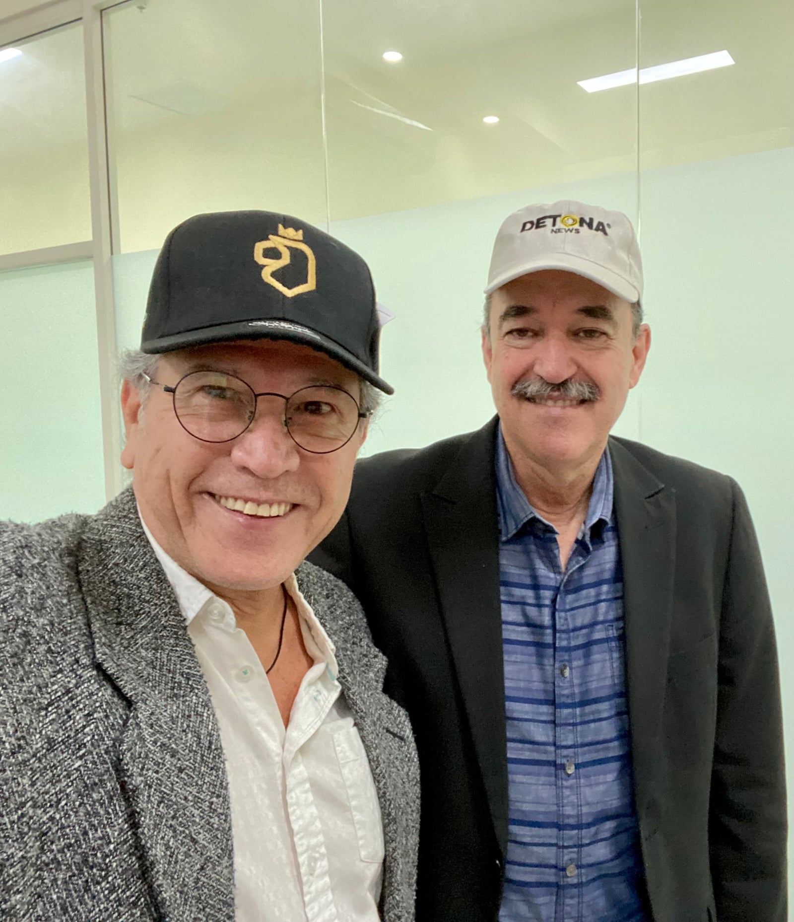 El escudo de NL en la gorra de Plácido Garza y el de DETONA en la de Hernán Villarreal, Secretario de Movilidad del gobierno del Estado.