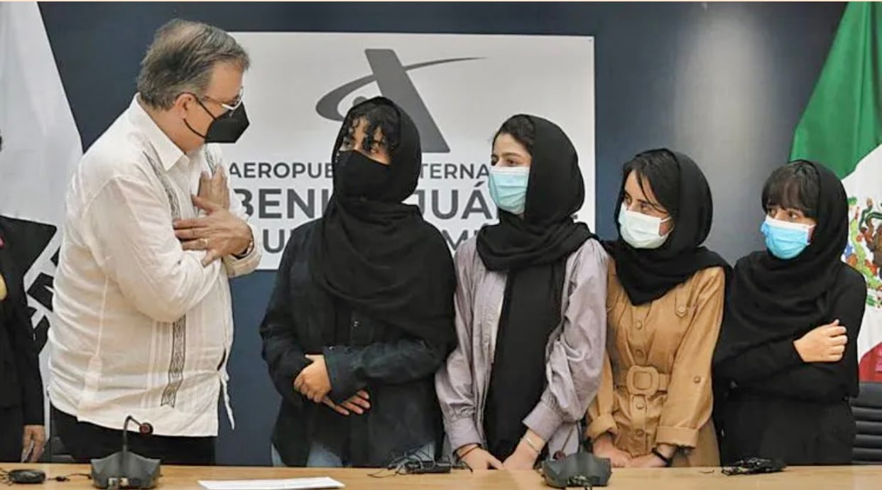 El "políglota" Canciller Marcelo Ebrard da la bienvenida en el idioma afgano a las refugiadas en México de ese país. Foto SRE.