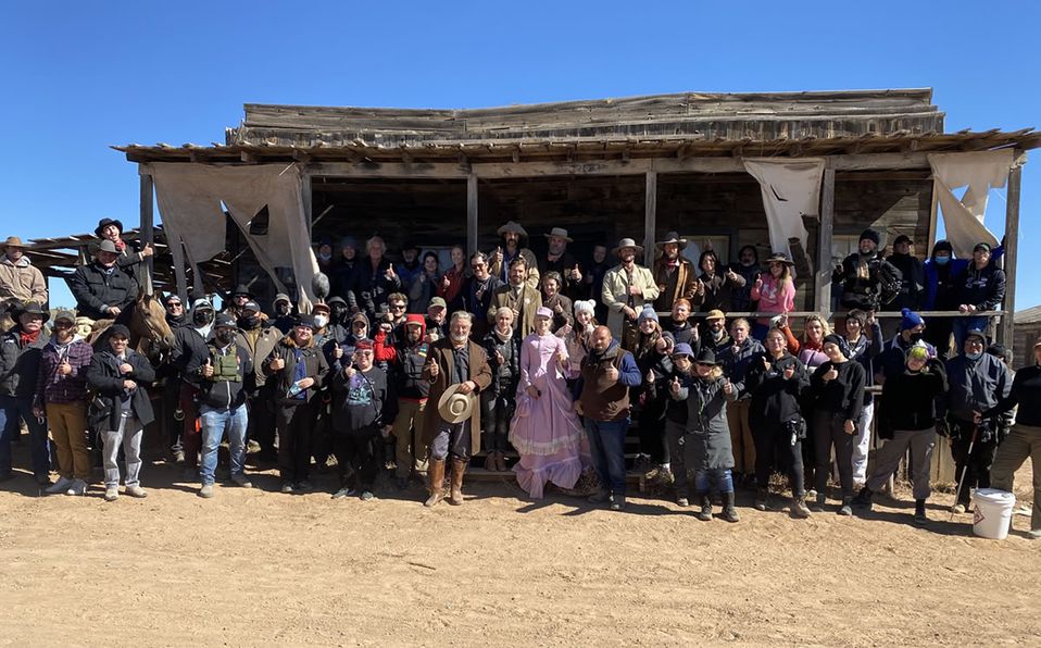 Equipo de "Rust" en el set de filmación. Foto tomada de la red.