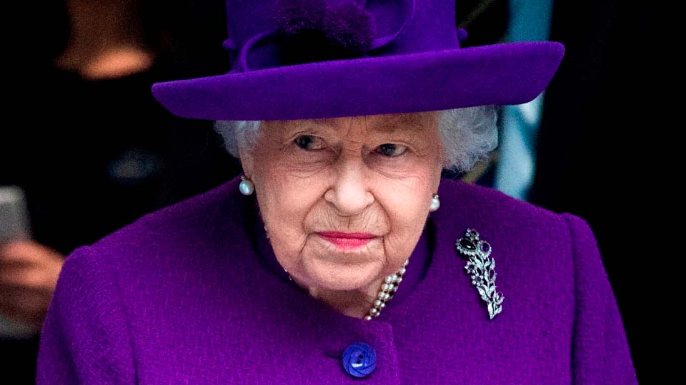 La reina Isabel II cancela actos oficiales; le piden descansar dos semanas