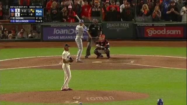 Cody Bellinger a punto de conectar el hit que impulsó a Turner con la carrera del triunfo de Dodgers ante San Francisco. Foto MLB Broadcast.